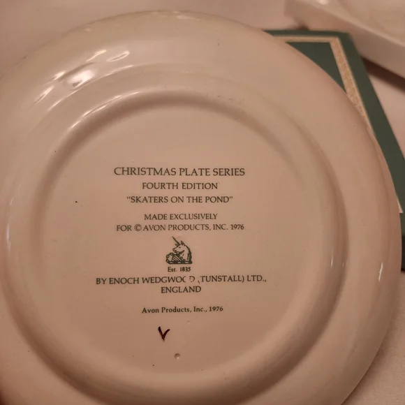 Avon Christmas Plate 1975 Skaters on the Pond - Picture 2 of 4